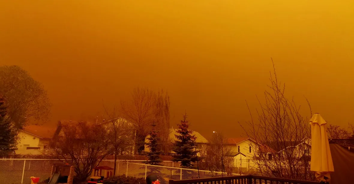 VIDEO: Kanadskou Albertu spaluje 80 požárů. Své domovy opustily tisíce lidí