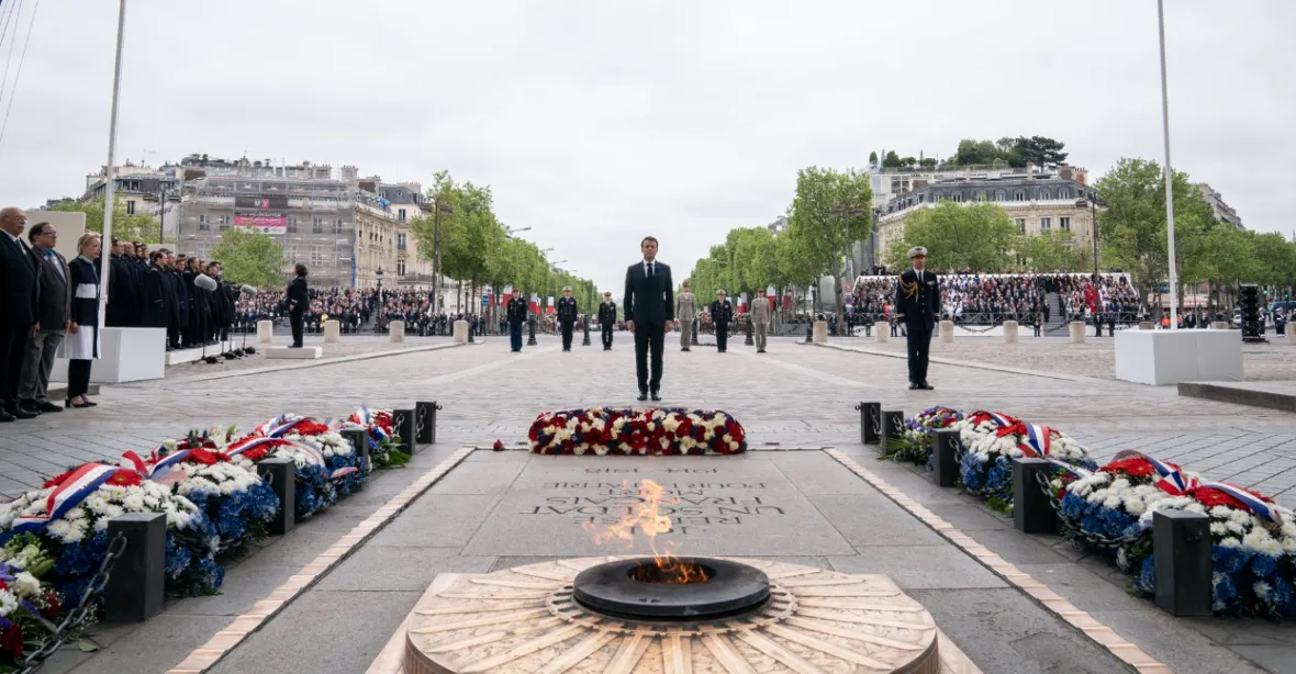 Macron „skoro sám“ v centru Paříže. Chtěl uctít konec války bez protestů