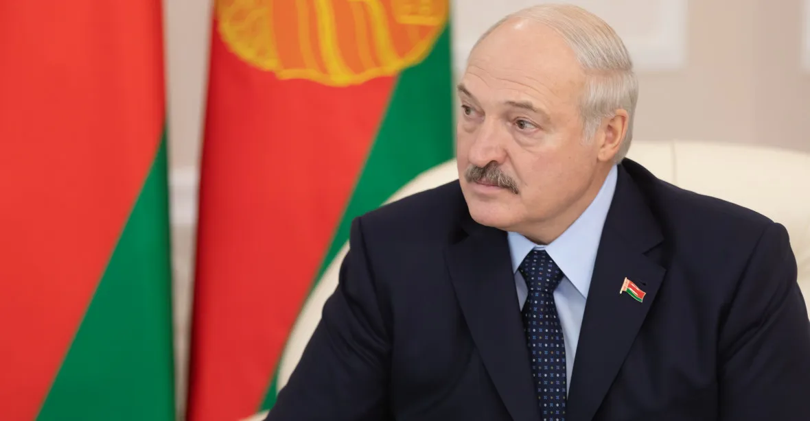 Nemocného Lukašenka přinutili letět do Moskvy, doprovázela ho sanitka