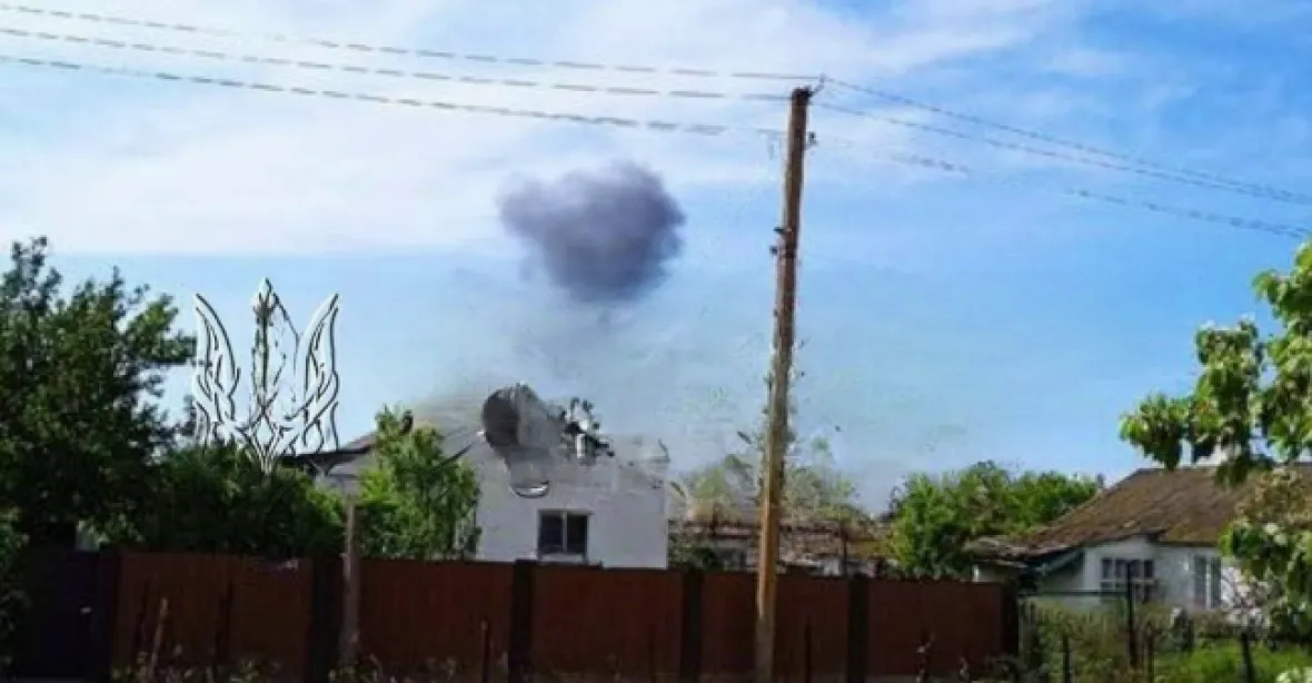 Stoupající dým nad Krymem: zřítil se ruský bitevní vrtulník