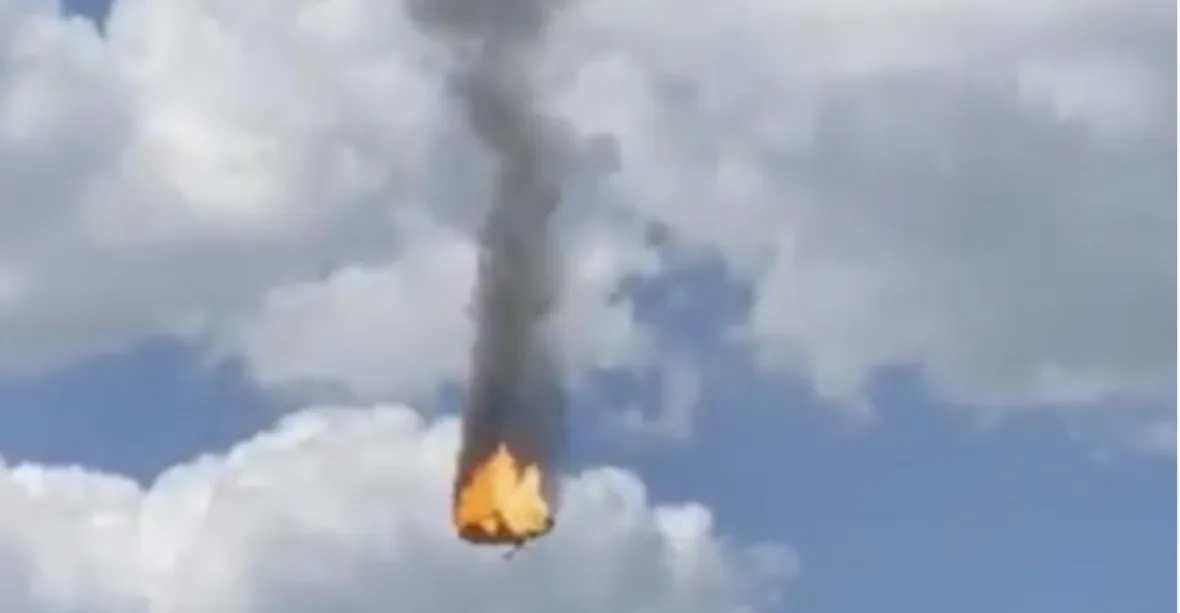 VIDEO: V ruské Brjanské oblasti se u hranic s Ukrajinou zřítil vrtulník. Možná byl sestřelen