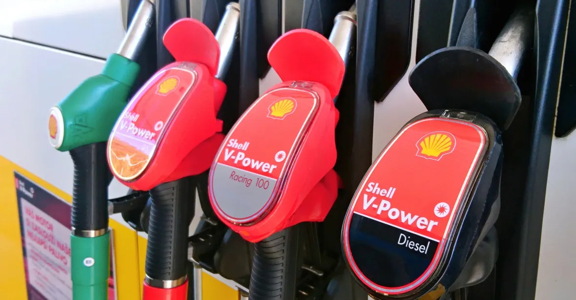 Mnohakorunová propast mezi naftou a benzinem. Vláda se chystá „nefér“ daň vrátit