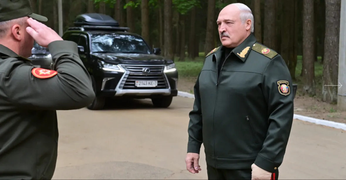 Lukašenko se objevil na veřejnosti. Na videu zesláblý kontroluje protileteckou obranu