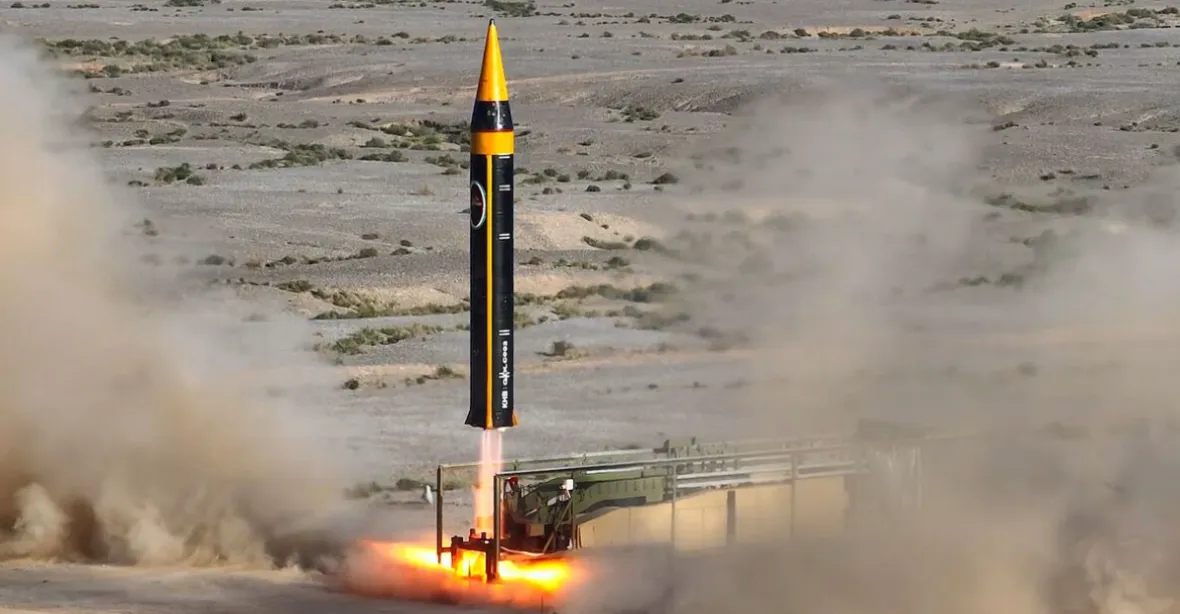 Írán se chlubí novou balistickou raketou. 1,5 tunová hlavice doletí až do Izraele
