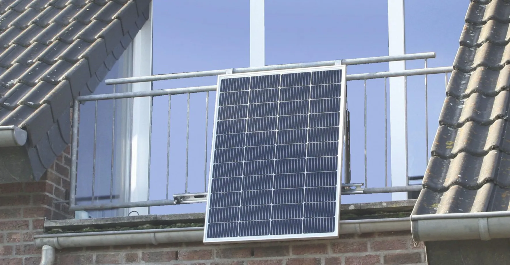 Fotovoltaika na balkoně. Německý Lidl nabízí malé solární panely, které si zapojíte sami