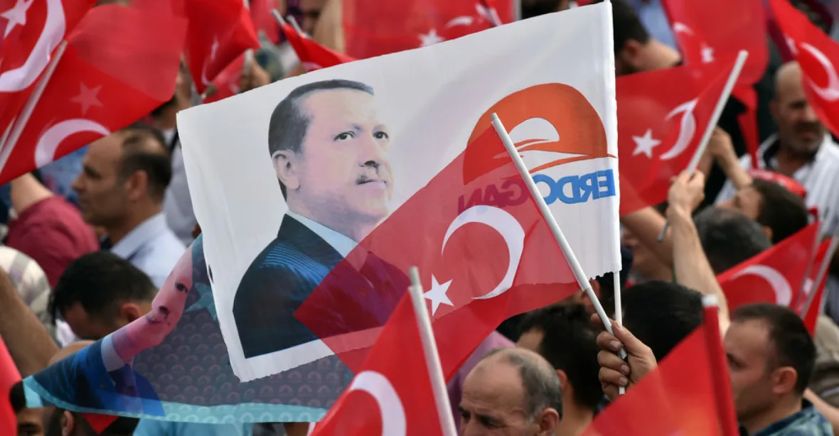 Turci rozhodnou, zda vymění Erdogana. V zemi začalo druhé kolo prezidentských voleb