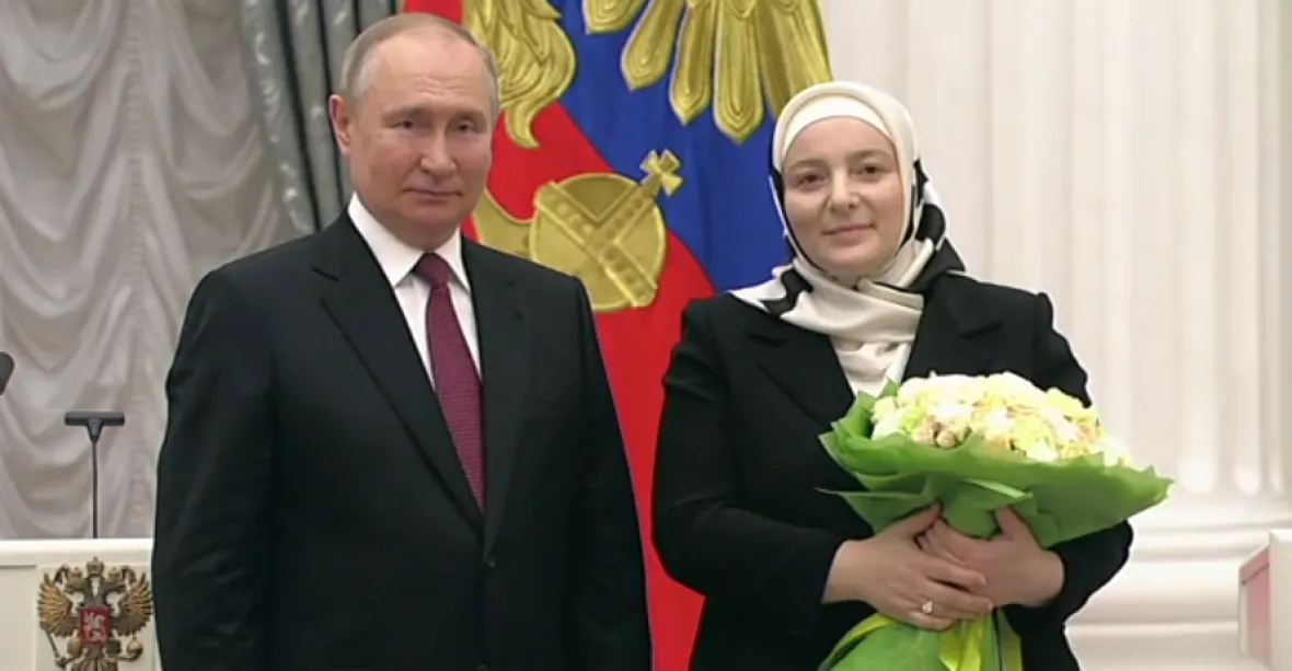 Putin předal Kadyrovově manželce vyznamenání „Matka hrdinka“. Za 13 dětí