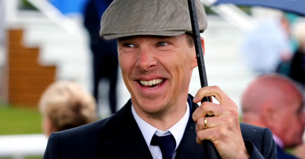 Děsivý den pro Sherlocka Holmese: Útok nožem a výhružky rodině Benedicta Cumberbatche