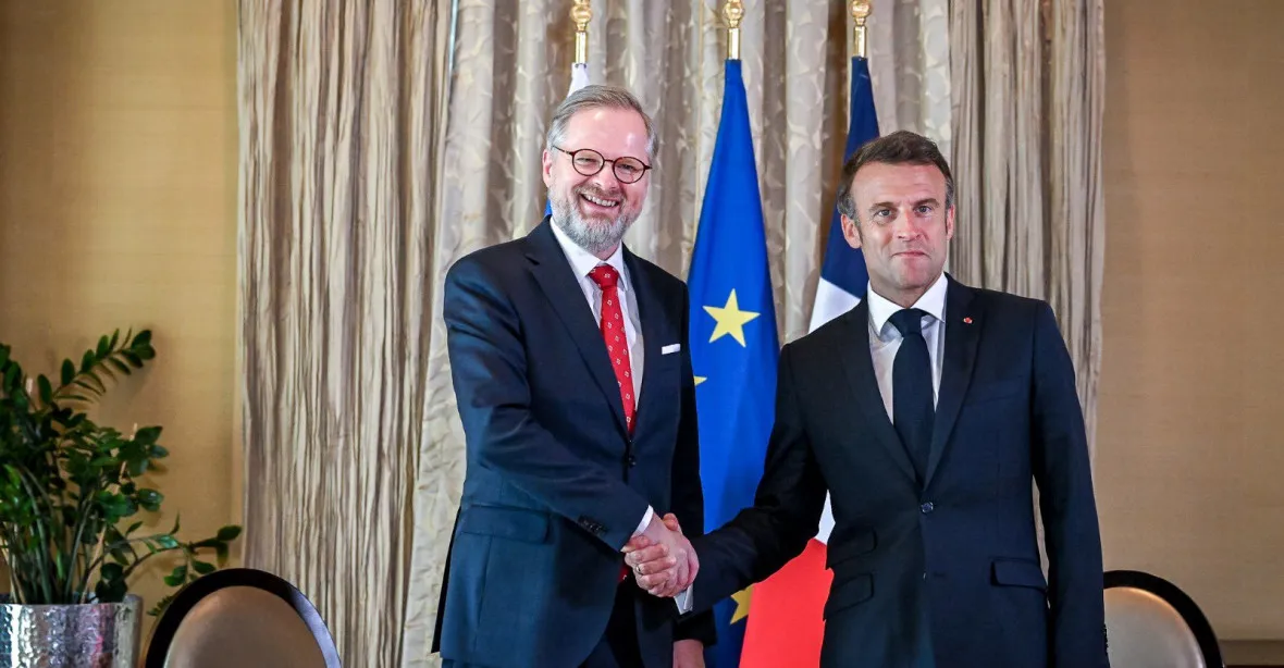 Macron se v Bratislavě sešel s Fialou. „Rusko nebude diktovat mírové podmínky,“ řekl