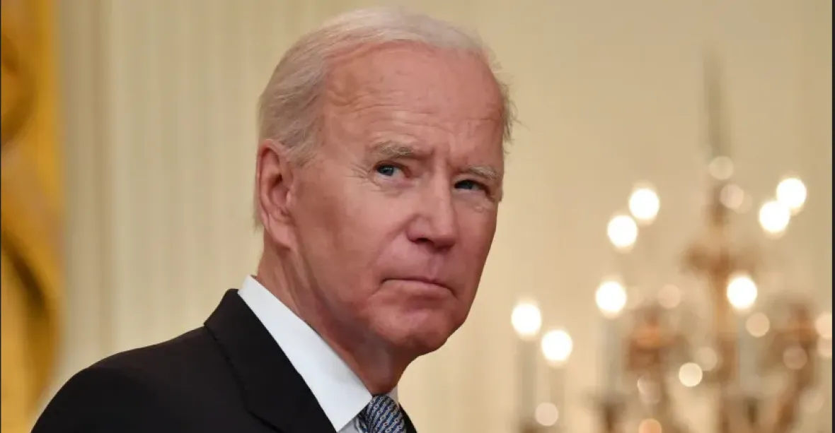 VIDEO: Biden se bouchl do hlavy jen několik hodin poté, co spadl na ceremonii