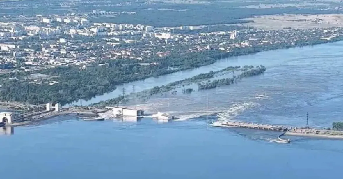 Podle informací vlády USA je za zničením Kachovské přehrady nejspíše Rusko, píše NBC