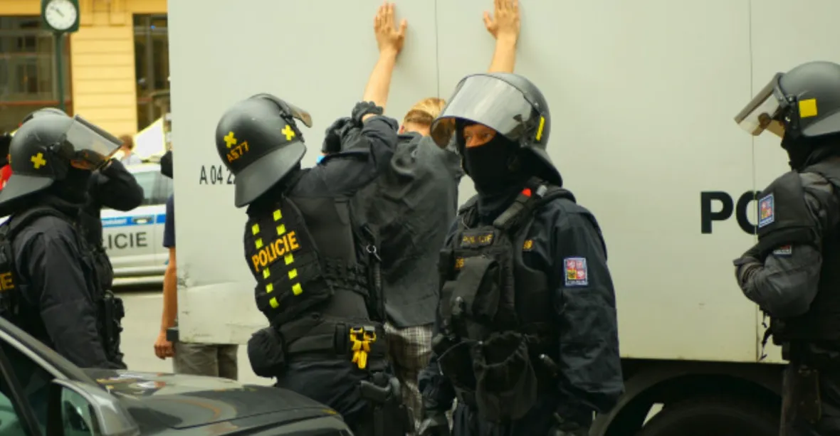 Fanoušci West Hamu se v centru Prahy střetli s policisty. 23 jich bylo zadrženo