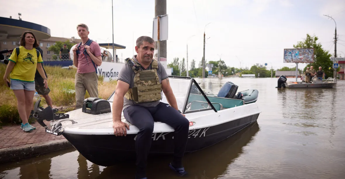 VIDEO: Rusové dál trápí zaplavený Cherson. Ostřelovali ho, i když tam byl Zelenskyj