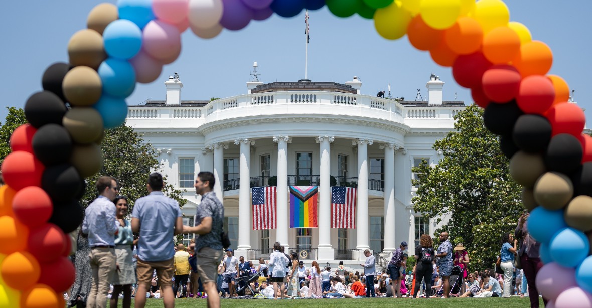 Obscénnosti na zahradě Bílého domu. Polonazí trans aktivisté a Joe Biden na jednom videu
