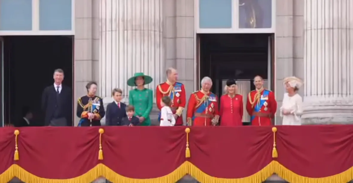 Karel III. v Londýně vojenskou přehlídkou oslavil ceremoniální narozeniny