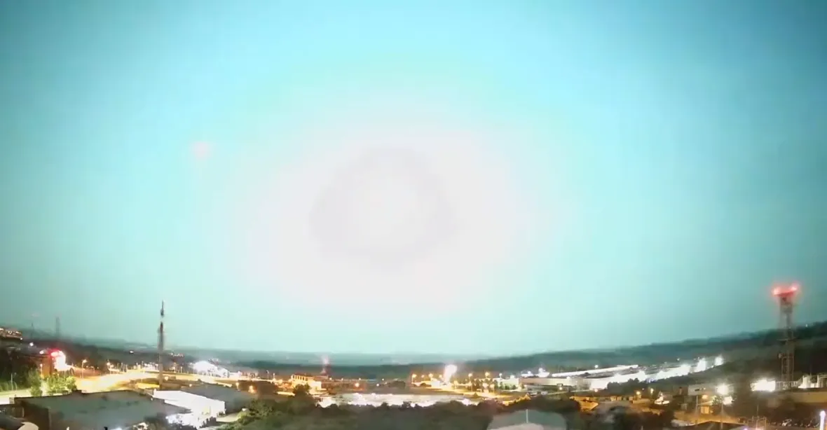 VIDEO: Oblohu nad Českem ozářil meteor. Byl jasnější než Měsíc v úplňku