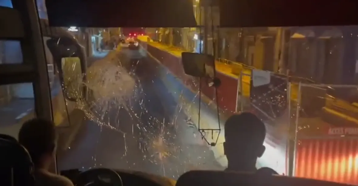 VIDEO: V Marseille násilníci napadli autobus s čínskými turisty. Ti otočili raději do Švýcarska