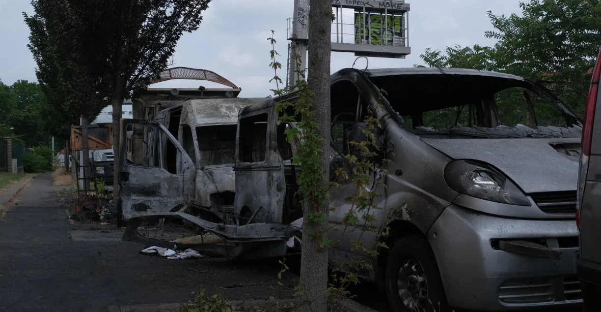 VIDEO: Zaparkovaná auta hoří po celých řadách. Při hašení v Saint-Denis zemřel hasič