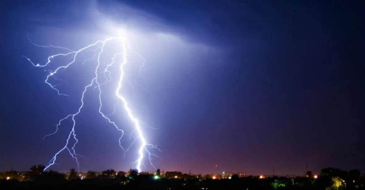 Silné bouře ve středu zasáhnou celé území Česka, upozornili meteorologové