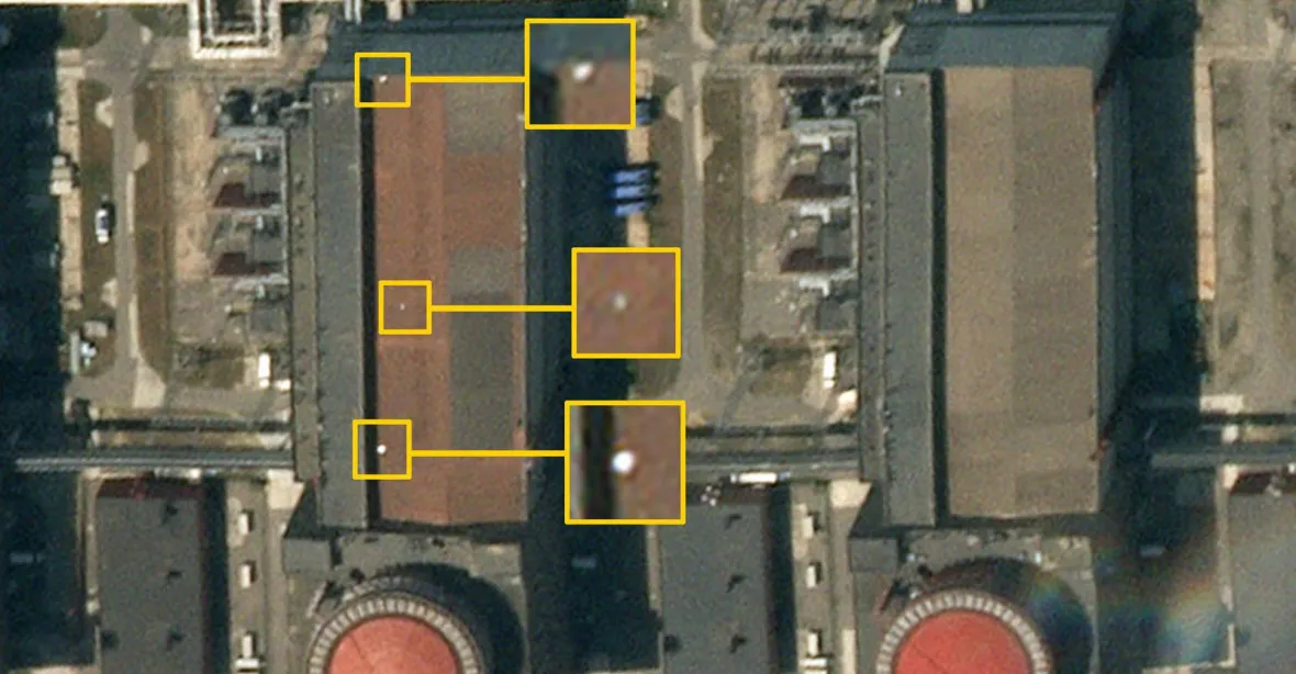 Na snímcích bloku Záporožské JE jsou vidět neznámé objekty na střeše