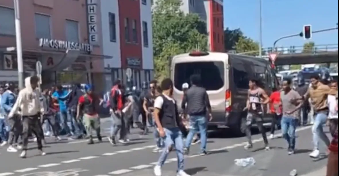 VIDEO: Eritrejci v Německu házeli kameny a láhve na policisty, 22 jich zranili