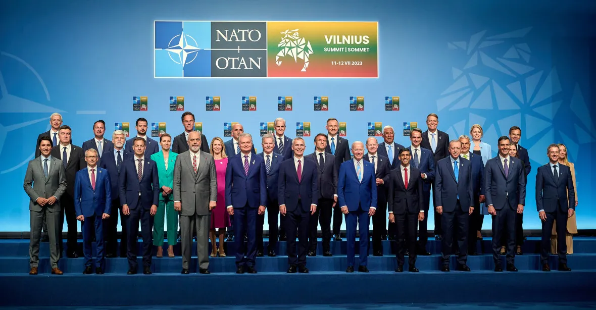ONLINE: Summit NATO řeší bezpečnost východu Evropy. Hraje se o Ukrajinu