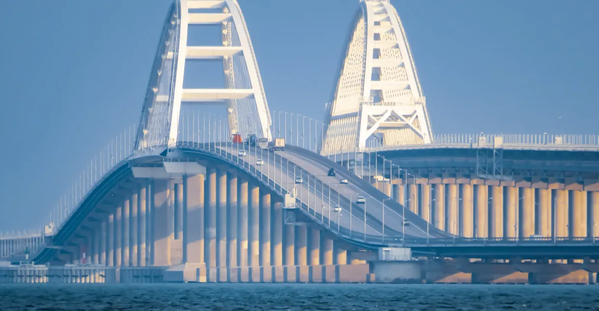 Kerčský most poškodily námořní drony, tvrdí ruské úřady