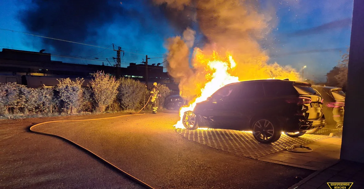 Aktivisté za klima přitvrzují. Před prodejnou BMW zápálili dvě zcela nová SUV