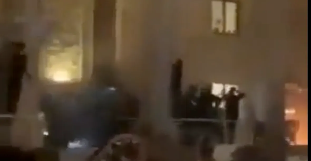 VIDEO: Demonstranti vnikli do švédské ambasády v Bagdádu a zapálili ji
