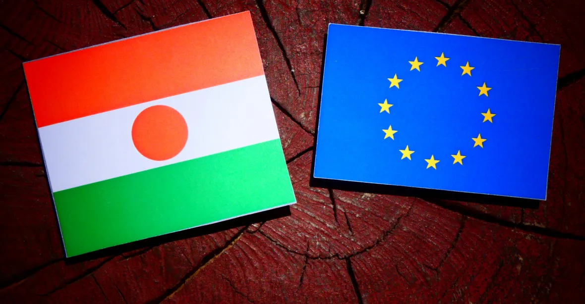 EU kvůli převratu přerušuje finanční pomoc a bezpečnostní spolupráci s Nigerem