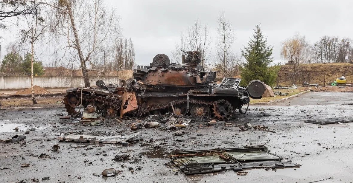VIDEO: Taktika Rusů v minových polích. Nalákají tam Ukrajince a ničí je těžkou technikou