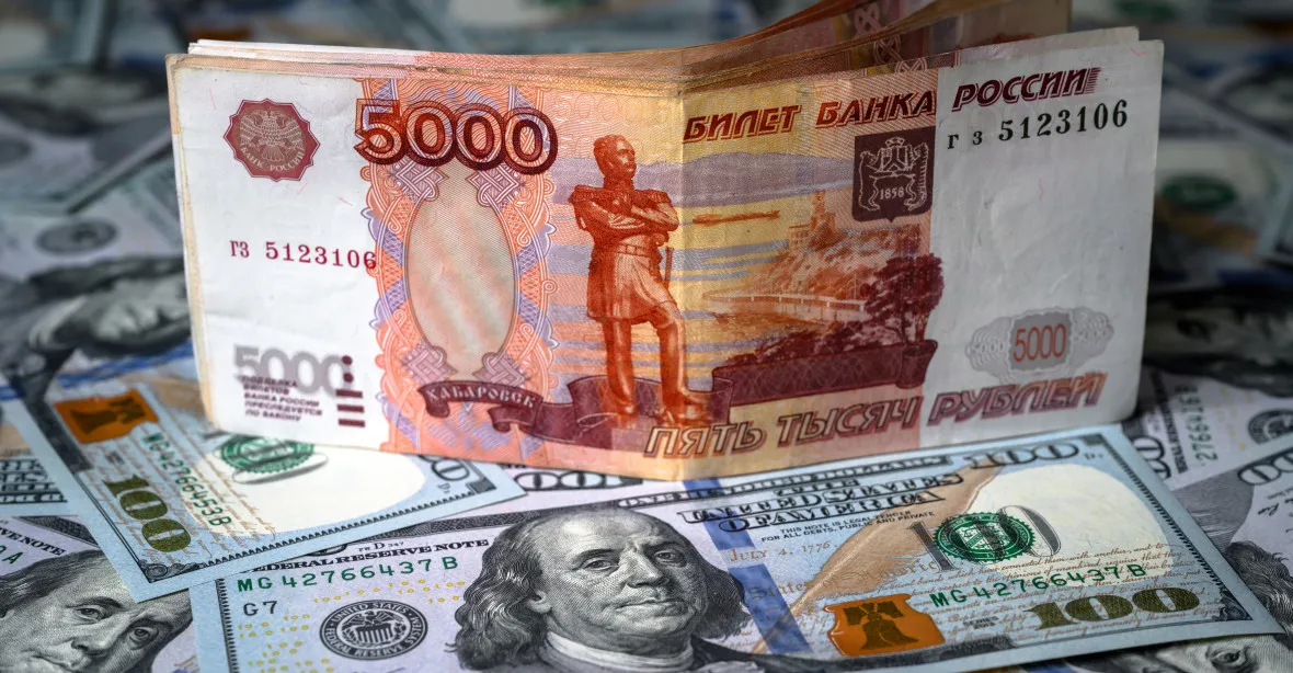 Rubl rekordně spadl. Ruská centrální banka zastavila nákupy zahraničních měn
