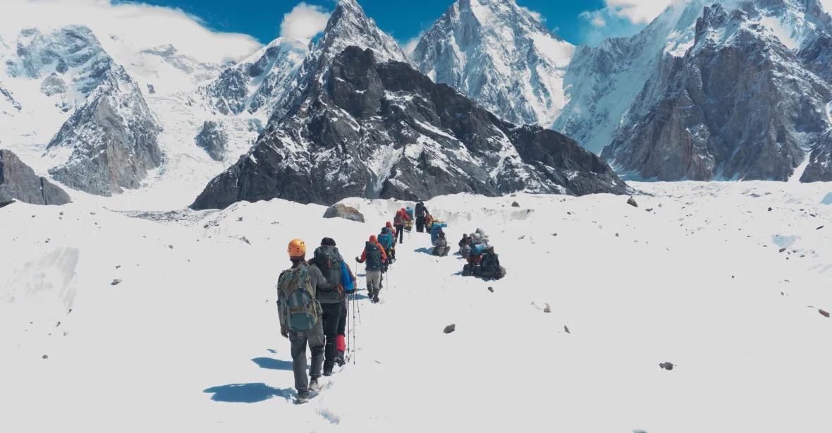 VIDEO: Horolezci se obviňují kvůli smrti pákistánského nosiče na K2. Prošlo jich kolem 70