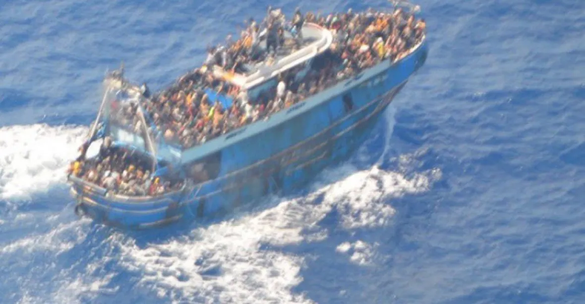 Přeplněná Lampedusa. Za 24 hodin doplulo přes 1000 migrantů. „Otevřená rána lidstva,“ volá papež