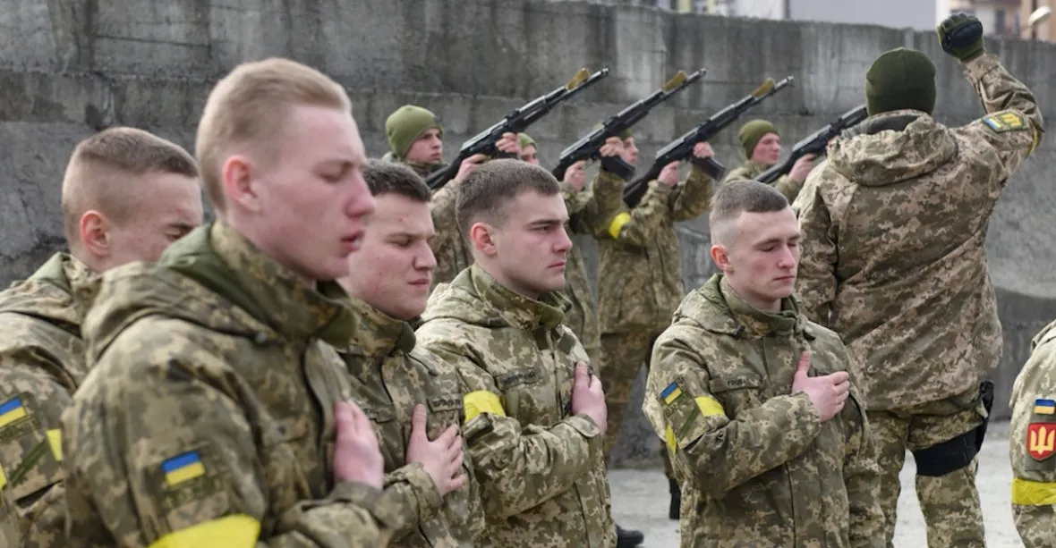 Za vyhýbání mobilizaci hrozí na Ukrajině až 5 let ve vězení. Lidé to zkouší s úplatky