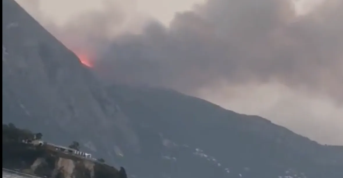 Požár se blíží k Aténám, začala evakuace tisícovek obyvatel z předměstí