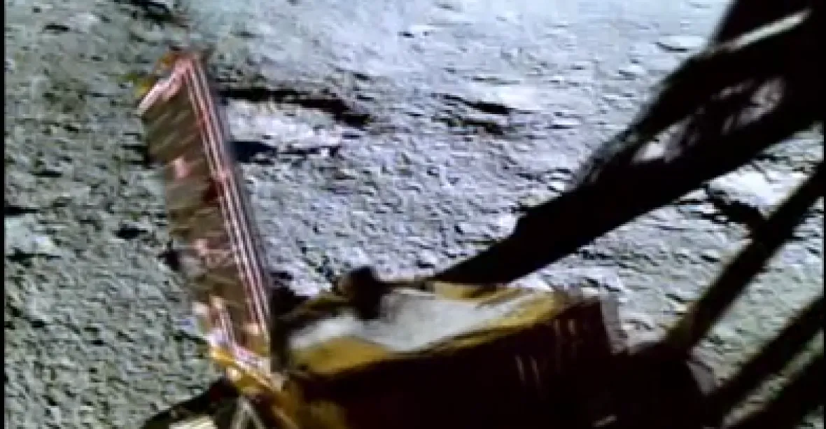 VIDEO: Vozítko Pragján se vydalo na cestu, Indové pátrají na Měsíci po vodě