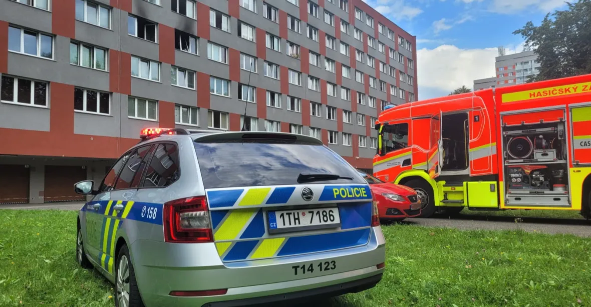 Ženu uvěznil požár v bytě. Hasiči v Ostravě evakuovali šest lidí z hotelového domu