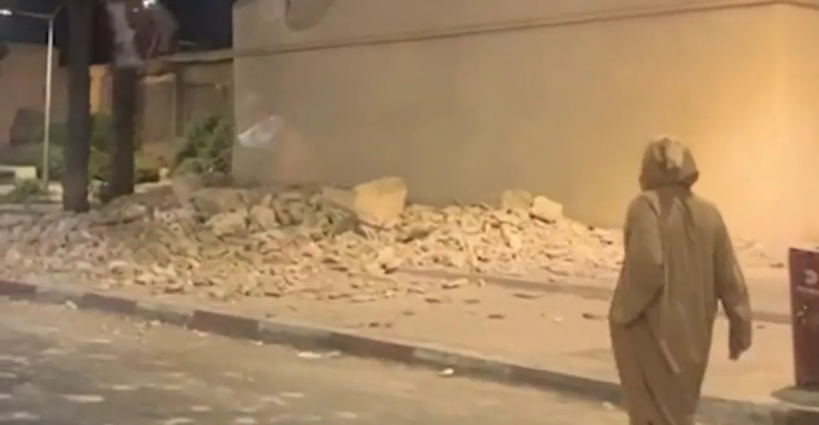 VIDEO: Stovky mrtvých po zemětřesení v Maroku. Padaly i budovy ve velkých městech