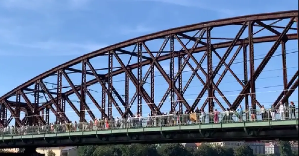 Proti zbourání železničního mostu pod Vyšehradem protestovalo přes 200 lidí