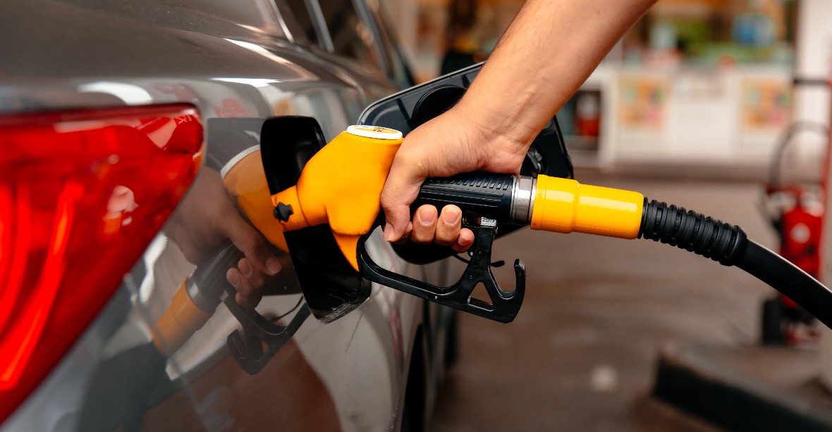 Benzin už stojí přes 40 Kč za litr. Ceny vyhání nahoru Rusko a Saúdové, škrtí produkci ropy