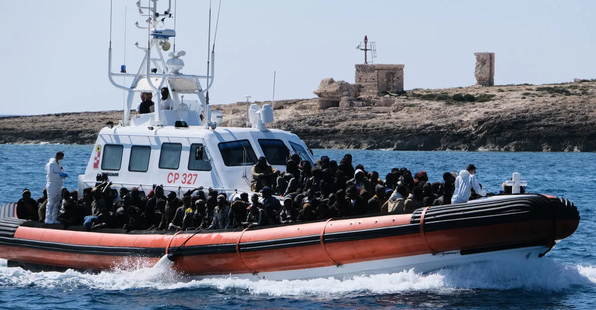 „Tragédie, apokalypsa.“ 10 000 migrantů za tři dny. Lampedusa vyhlásila stav nouze