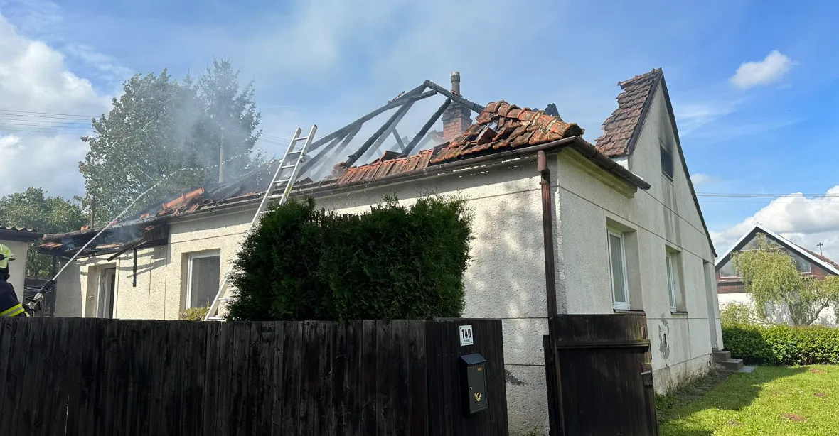 Při výbuchu domu na Prostějovsku zemřel člověk. Sídlí tam obchodník s pyrotechnikou