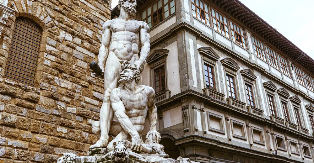 Nahý Čech vylezl na sochu ve Florencii, teď ho čeká soud