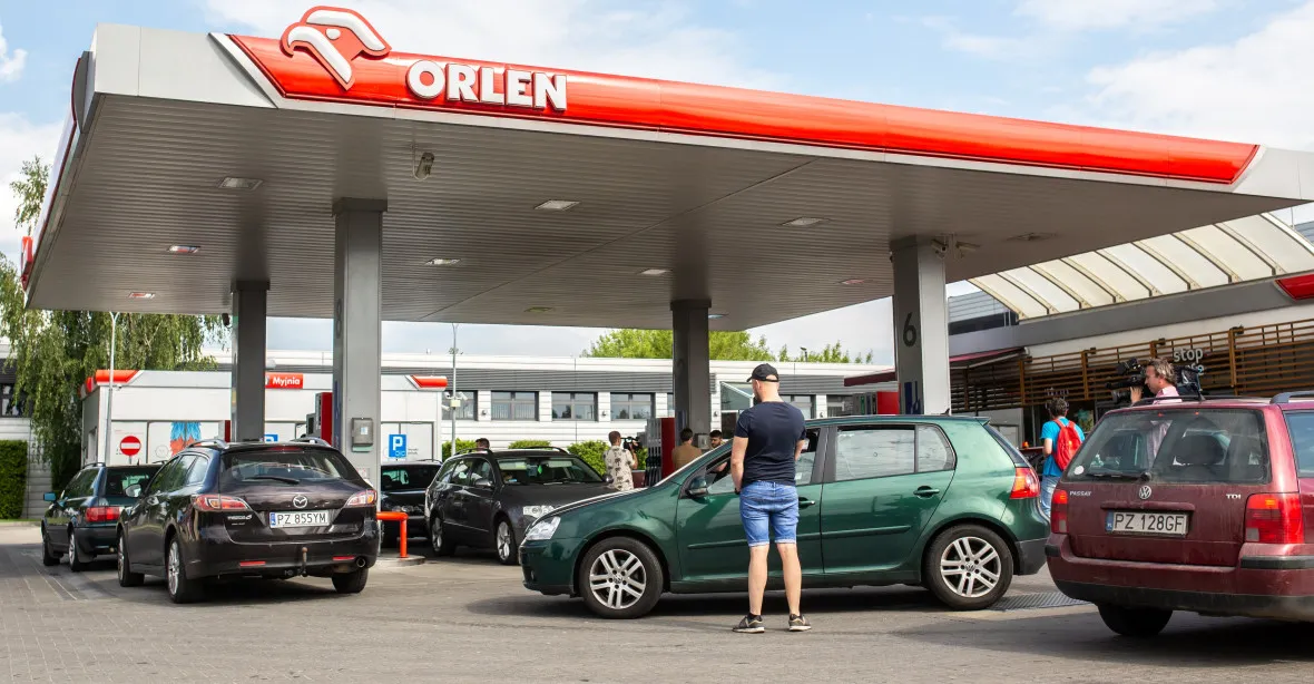 Polský volební dárek? Benzín stál v českém pohraničí i méně než 33 korun. Dnes cena poskočila