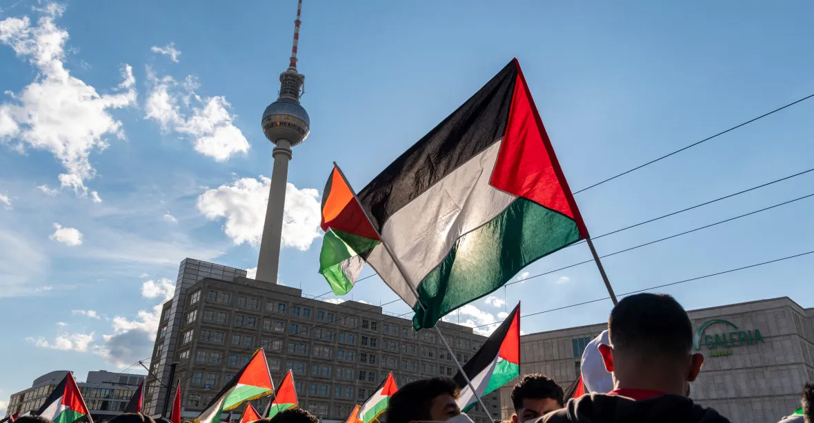 Palestinci v Berlíně slaví útoky Hamásu, rozdávali sladkosti a vyhrožovali novinářům