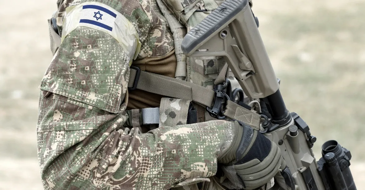 „Buď zticha a nevylézej. Přijdu.” Bývalý generál s pistolí v ruce zachránil u Gazy svou rodinu