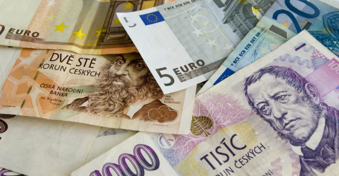 Koruna je k euru nejslabší za více než rok. Oslabila i k dolaru