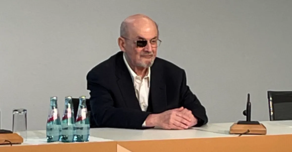 Rushdie po pobodání nevidí na oko. V Německu dostal cenu a vyzval k obraně svobody slova