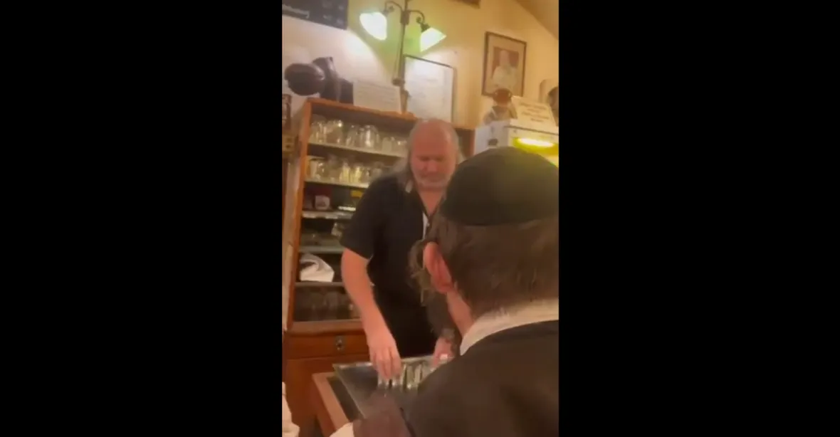 VIDEO: „Říkám, abyste šli do hajz*u.“ Pražský výčepní odmítl obsloužit židovské hosty